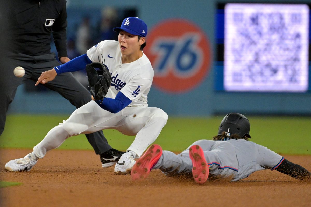 Apr 28, 2026; Los Angeles, California, USA; Miami Marlins third baseman Connor Norby (1) beats the throw to Los Angeles Dodgers second baseman Hyeseong Kim (6) for a stolen base in the eighth inning at Dodger Stadium. Mandatory Credit: Jayne Kamin-Oncea-Imagn Images
