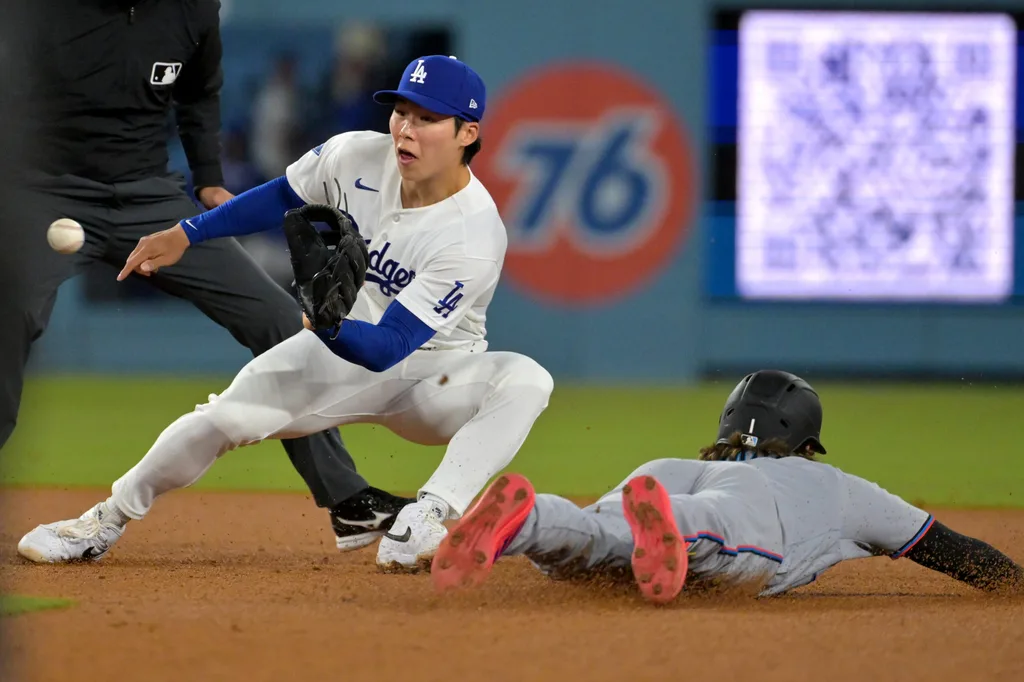 Apr 28, 2026; Los Angeles, California, USA; Miami Marlins third baseman Connor Norby (1) beats the throw to Los Angeles Dodgers second baseman Hyeseong Kim (6) for a stolen base in the eighth inning at Dodger Stadium. Mandatory Credit: Jayne Kamin-Oncea-Imagn Images