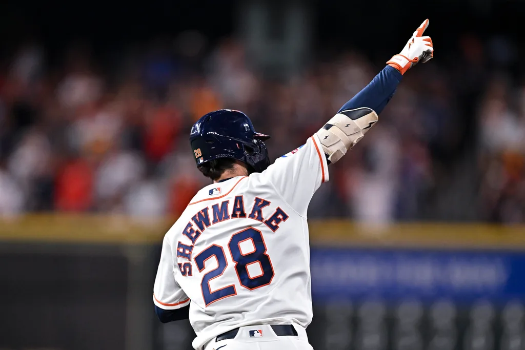 May 5, 2026; Houston, Texas, USA; Houston Astros shortstop Braden Shewmake (28) motions as he rounds the bases on a solo home run in the third inning against the Los Angeles Dodgers at Daikin Park. Mandatory Credit: Maria Lysaker-Imagn Images