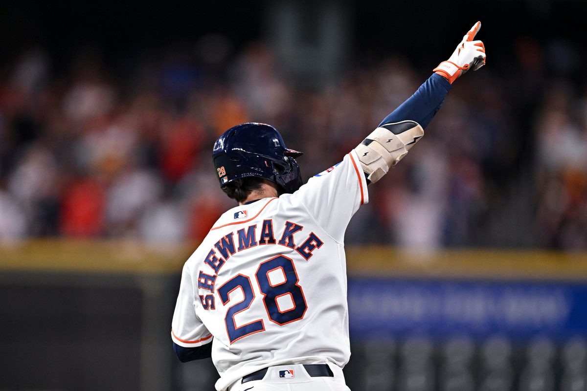 May 5, 2026; Houston, Texas, USA; Houston Astros shortstop Braden Shewmake (28) motions as he rounds the bases on a solo home run in the third inning against the Los Angeles Dodgers at Daikin Park. Mandatory Credit: Maria Lysaker-Imagn Images