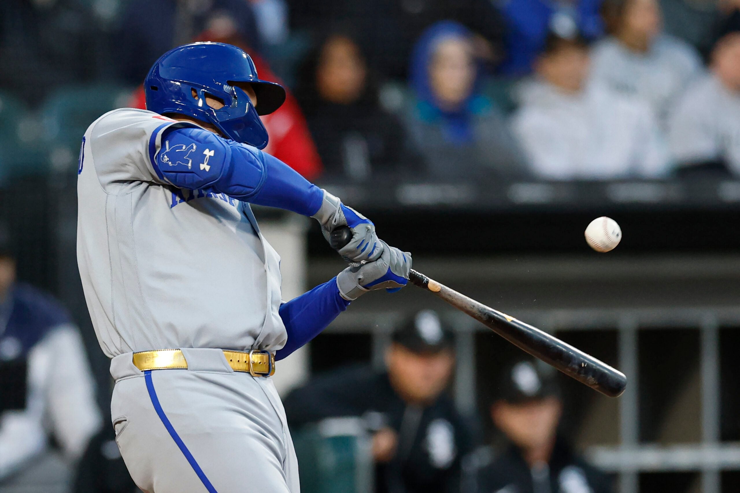 May 13, 2026; Chicago, Illinois, USA; Kansas City Royals first baseman Vinnie Pasquantino (9) hits a two-run single against the Chicago White Sox during the fourth inning at Rate Field. Mandatory Credit: Kamil Krzaczynski-Imagn Images