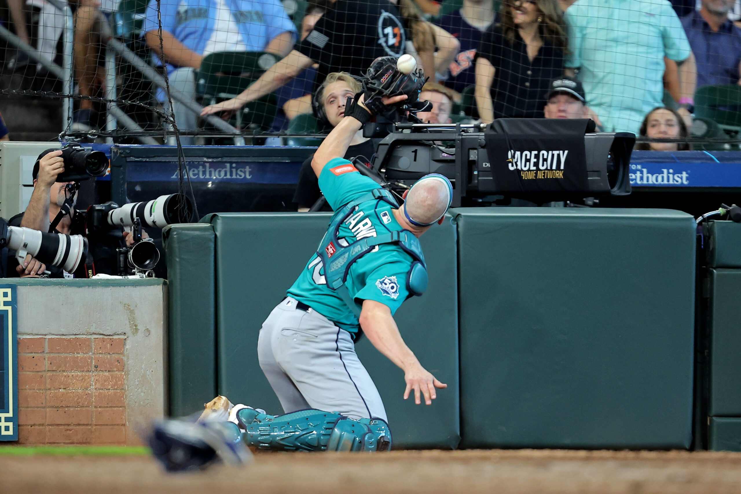 May 14, 2026; Houston, Texas, USA; Seattle Mariners catcher Mitch Garver (18) is unable to catch a foul ball hit by Houston Astros second baseman Jose Altuve (not shown) during the seventh inning at Daikin Park. Mandatory Credit: Erik Williams-Imagn Images
