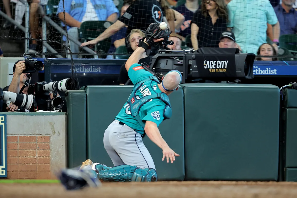 May 14, 2026; Houston, Texas, USA; Seattle Mariners catcher Mitch Garver (18) is unable to catch a foul ball hit by Houston Astros second baseman Jose Altuve (not shown) during the seventh inning at Daikin Park. Mandatory Credit: Erik Williams-Imagn Images
