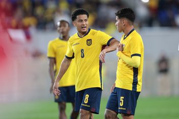 May 30, 2026; Harrison, New Jersey, USA; Ecuador forward Anthony Valencia (8) talks with midfielder Jordy Alcivar (5) during the second half of an international friendly against Saudi Arabia at Sports Illustrated Stadium. Mandatory Credit: Vincent Carchietta-Imagn Images