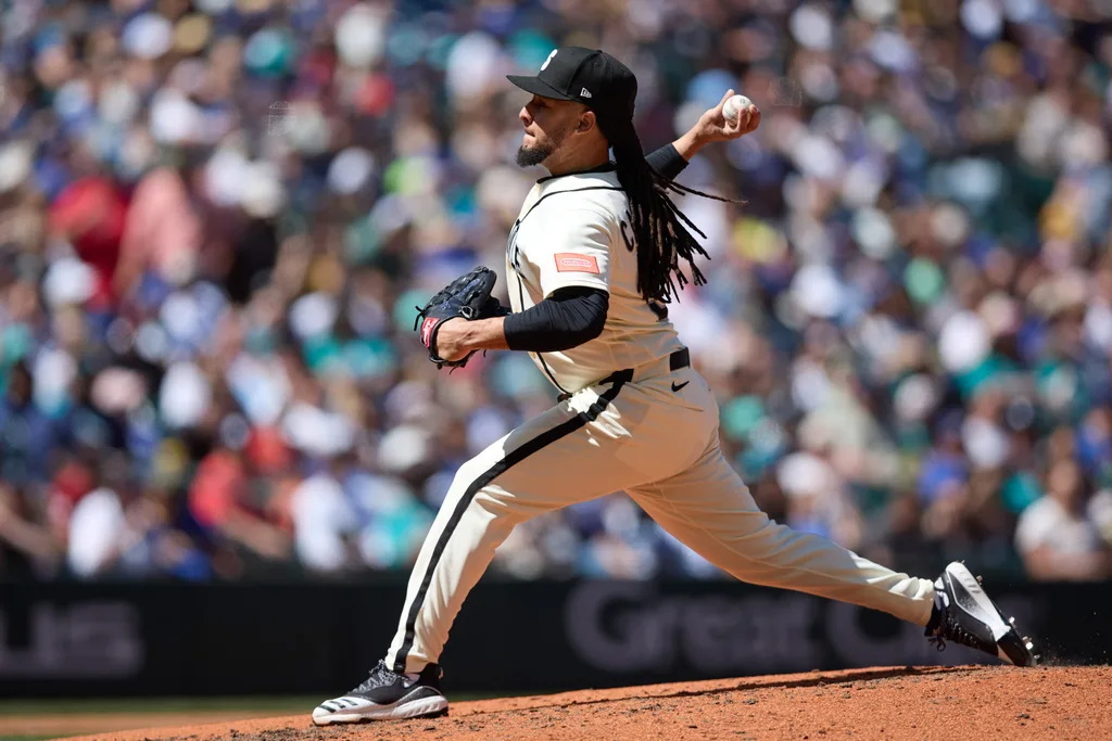 May 31, 2026; Seattle, Washington, USA; Seattle Mariners pitcher Luis Castillo (58) throws against the Arizona Diamondbacks during the sixth inning at T-Mobile Park. Mandatory Credit: John Froschauer-Imagn Images