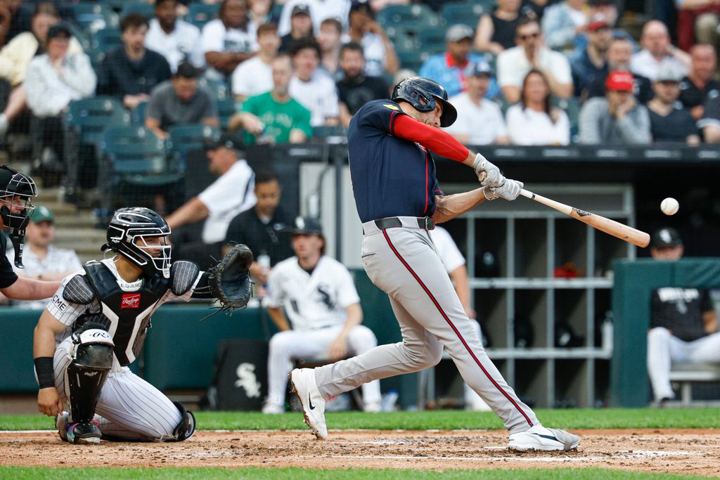 Jun 10, 2026; Chicago, Illinois, USA; Atlanta Braves first baseman Matt Olson (28) singles against the Chicago White Sox during the third inning at Rate Field. Mandatory Credit: Kamil Krzaczynski-Imagn Images