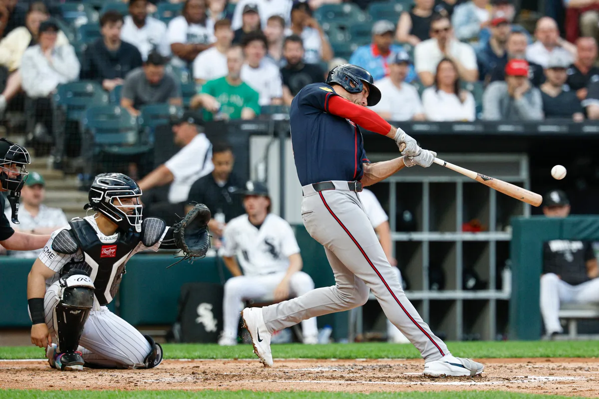 Jun 10, 2026; Chicago, Illinois, USA; Atlanta Braves first baseman Matt Olson (28) singles against the Chicago White Sox during the third inning at Rate Field. Mandatory Credit: Kamil Krzaczynski-Imagn Images