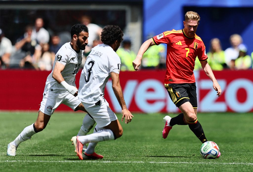 June 15, 2026; Seattle, Washington, U.S.; Belgium's Kevin De Bruyne in action with Egypt's Mohamed Hany and Mohanad Lashin. Mandatory Credit: Blake Dahlin-Imagn Images