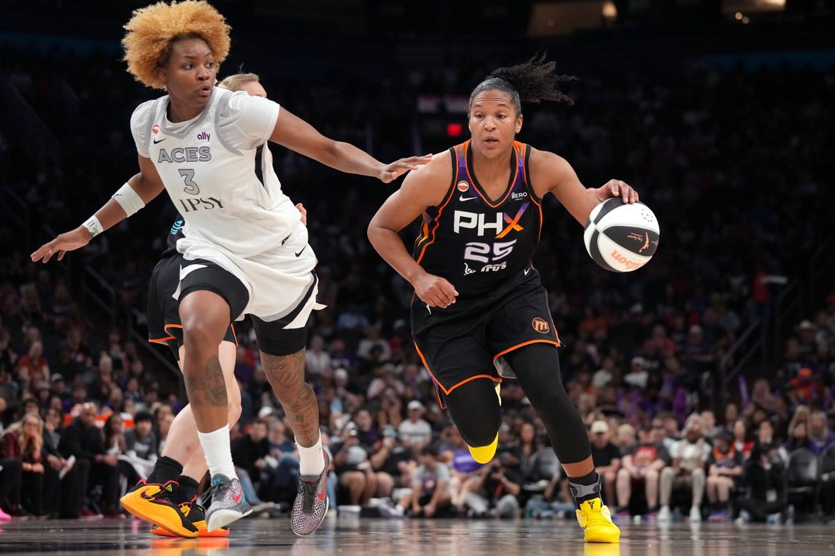 Phoenix Mercury forward Alyssa Thomas (25) drives past Las Vegas Aces forward NaLyssa Smith (3) at Mortgage Matchup Center  in Phoenix, on June 17, 2026.