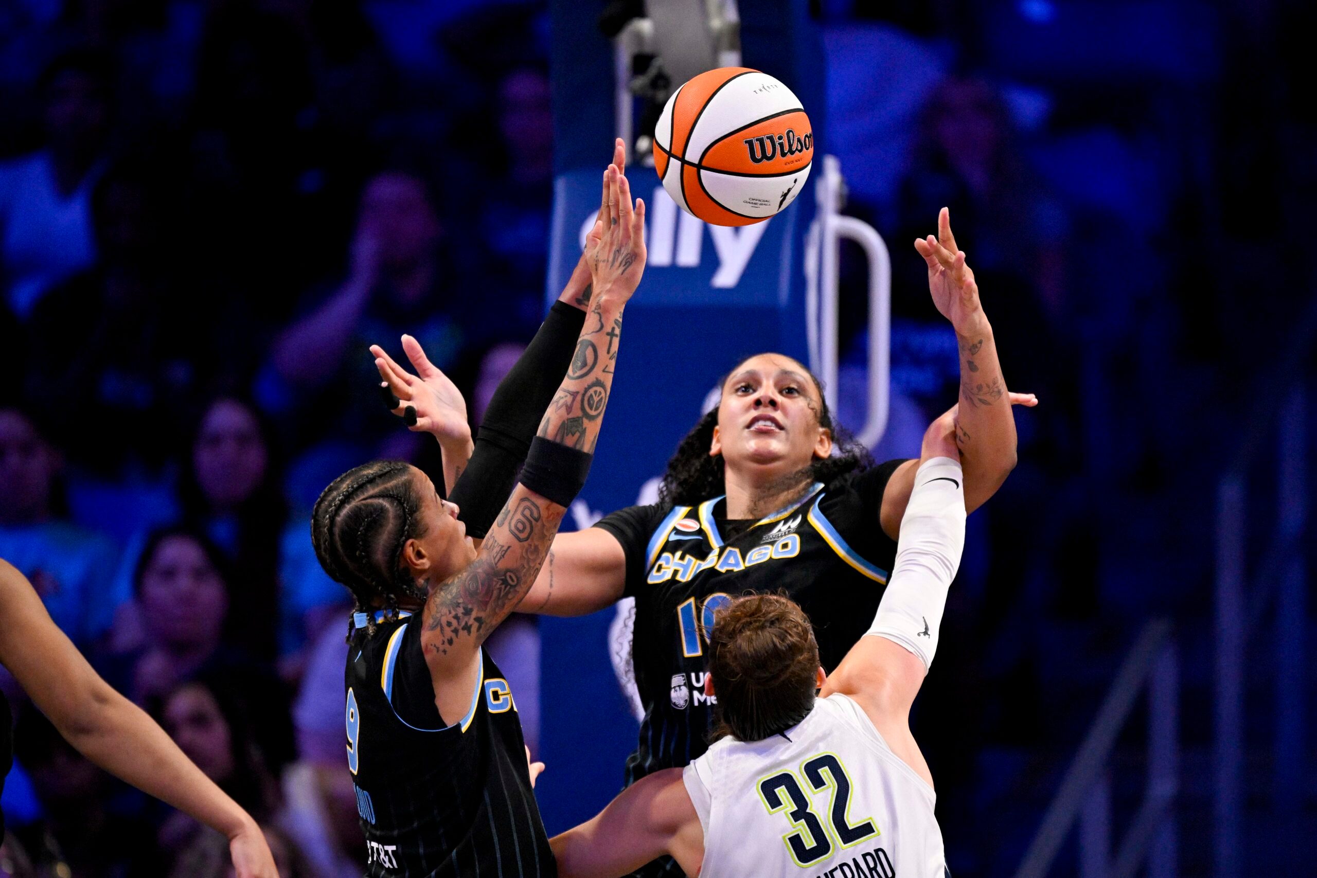 Jun 20, 2026; Arlington, Texas, USA; Chicago Sky center Kamilla Cardoso (10) and Dallas Wings forward Jessica Shepard (32) battle for the loose ball during the second half at College Park Center. Mandatory Credit: Jerome Miron-Imagn Images