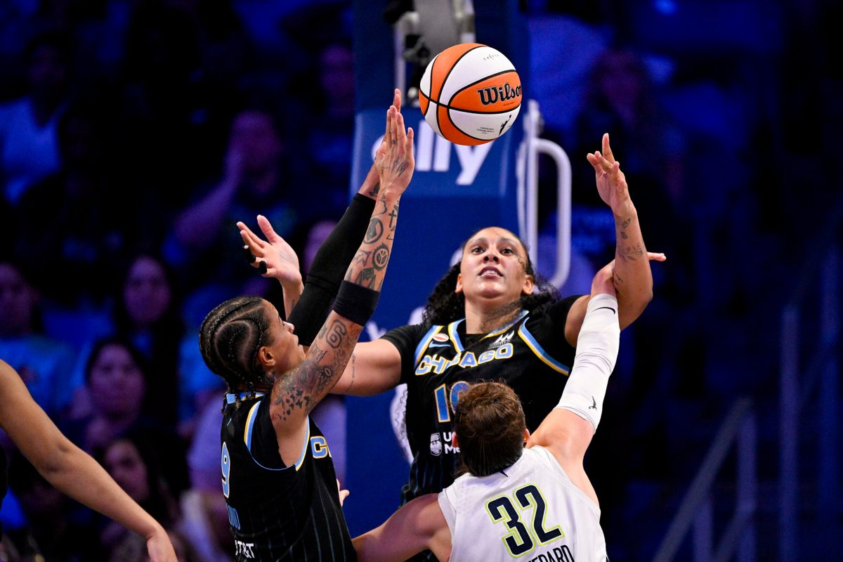 Jun 20, 2026; Arlington, Texas, USA; Chicago Sky center Kamilla Cardoso (10) and Dallas Wings forward Jessica Shepard (32) battle for the loose ball during the second half at College Park Center. Mandatory Credit: Jerome Miron-Imagn Images