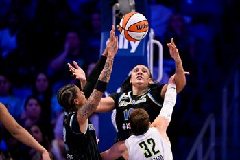 Jun 20, 2026; Arlington, Texas, USA; Chicago Sky center Kamilla Cardoso (10) and Dallas Wings forward Jessica Shepard (32) battle for the loose ball during the second half at College Park Center. Mandatory Credit: Jerome Miron-Imagn Images