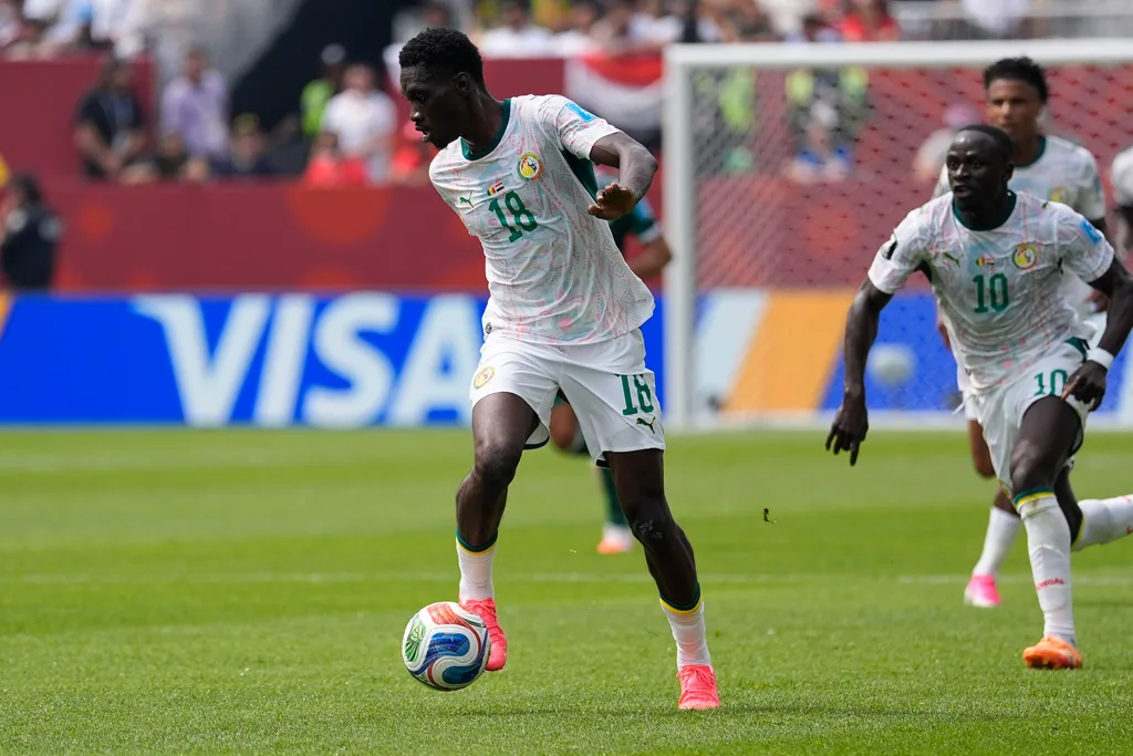 Jun 26, 2026; Toronto, Ontario, CAN; Senegal forward Ismaïla Sarr (18) dribbles the ball against Iraq during a Group I match in the 2026 FIFA World Cup at Toronto Stadium. Mandatory Credit: John E. Sokolowski-Imagn Images