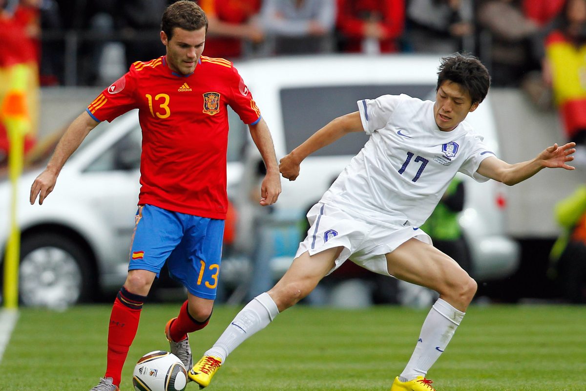 June 3, 2010; Innsbruck, AUSTRIA; Spain midfielder Juan Mata (13) battles for the ball with South Korea midfielder Lee Chung-Yong (17) during an international friendly in Innsbruck.  Mandatory Credit: Amir Beganovic/GEPA via Imagn Images