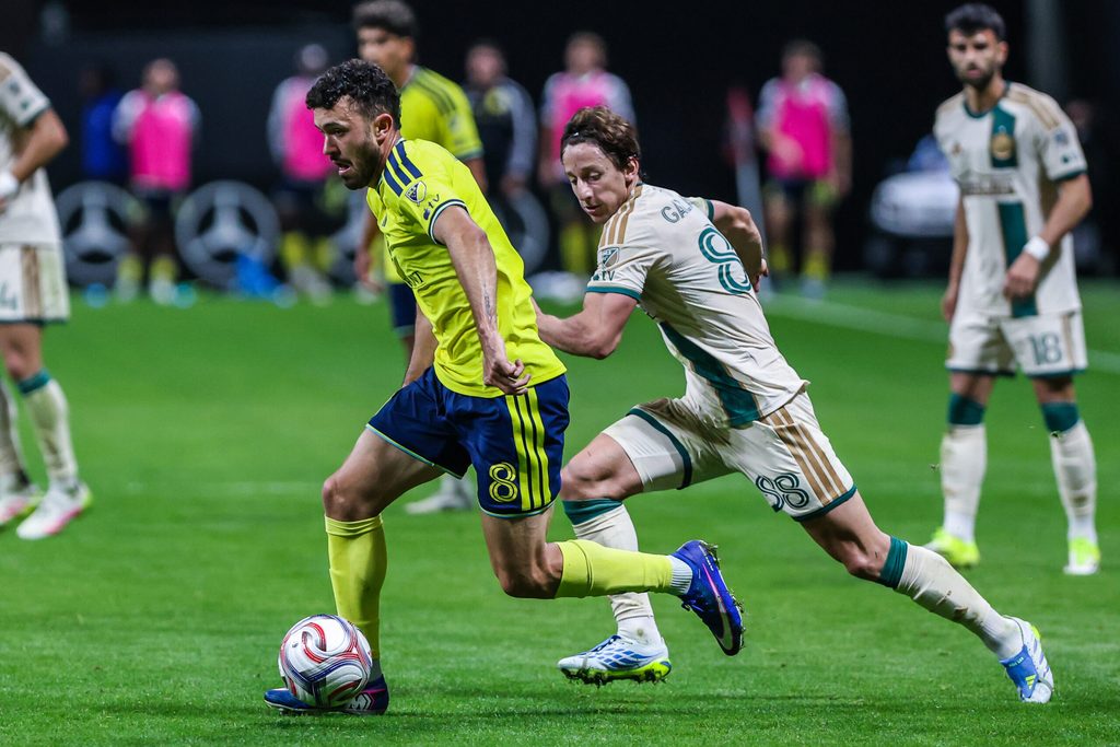 Apr 18, 2026; Atlanta, Georgia, USA; Nashville SC midfielder Patrick Yazbek (8) dribbles the ball towards the goal against Atlanta United midfielder Matías Galarza (88) during the second half at Mercedes-Benz Stadium. Mandatory Credit: Jordan Godfree-Imagn Images