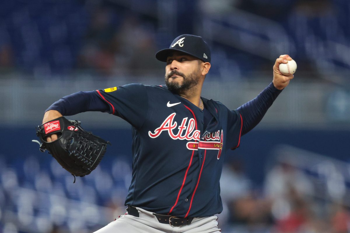 May 19, 2026; Miami, Florida, USA; Atlanta Braves starting pitcher Martin Perez (33) delivers a pitch against the Miami Marlins during the fifth inning at loanDepot Park. Mandatory Credit: Sam Navarro-Imagn Images