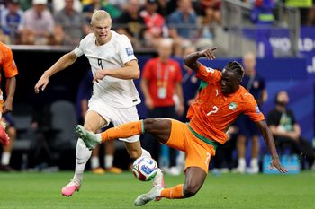June 30, 2026; Arlington, Texas, U.S.; Norway's Erling Haaland in action with Ivory Coast's Odilon Kossounou.  Mandatory Credit: Tim Heitman-Imagn Images