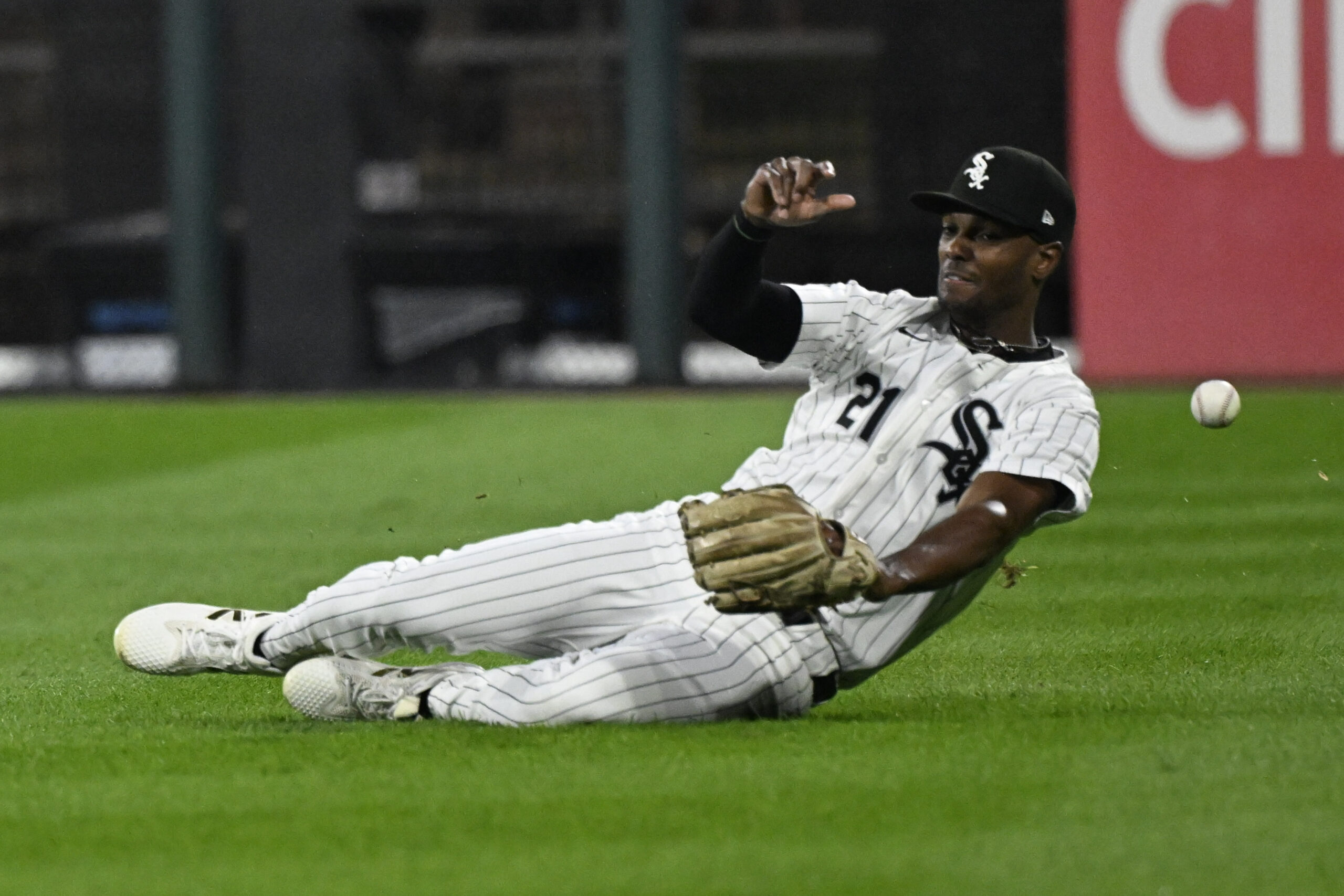 Aug 23, 2025; Chicago, Illinois, USA;  Chicago White Sox outfielder Michael A. Taylor (21) can’t make the play on the ball hit by Minnesota Twins catcher Ryan Jeffers (27) during the sixth inning at Rate Field. Mandatory Credit: Matt Marton-Imagn Images