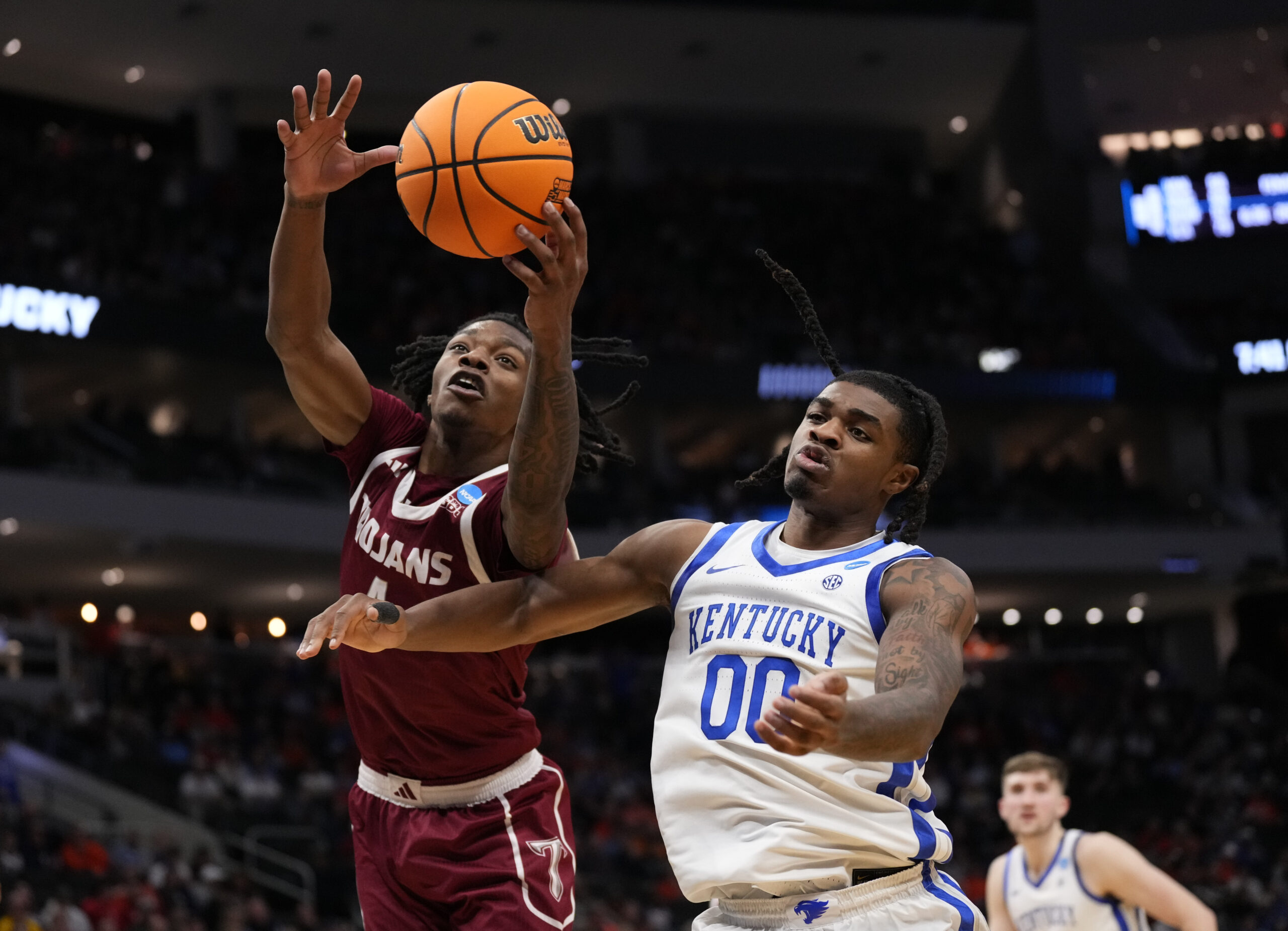 Mar 21, 2025; Milwaukee, WI, USA; Troy Trojans forward Myles Rigsby (4) dives for a rebound past Kentucky Wildcats guard Otega Oweh (00) during the second half at Fiserv Forum. Mandatory Credit: Jeff Hanisch-Imagn Images