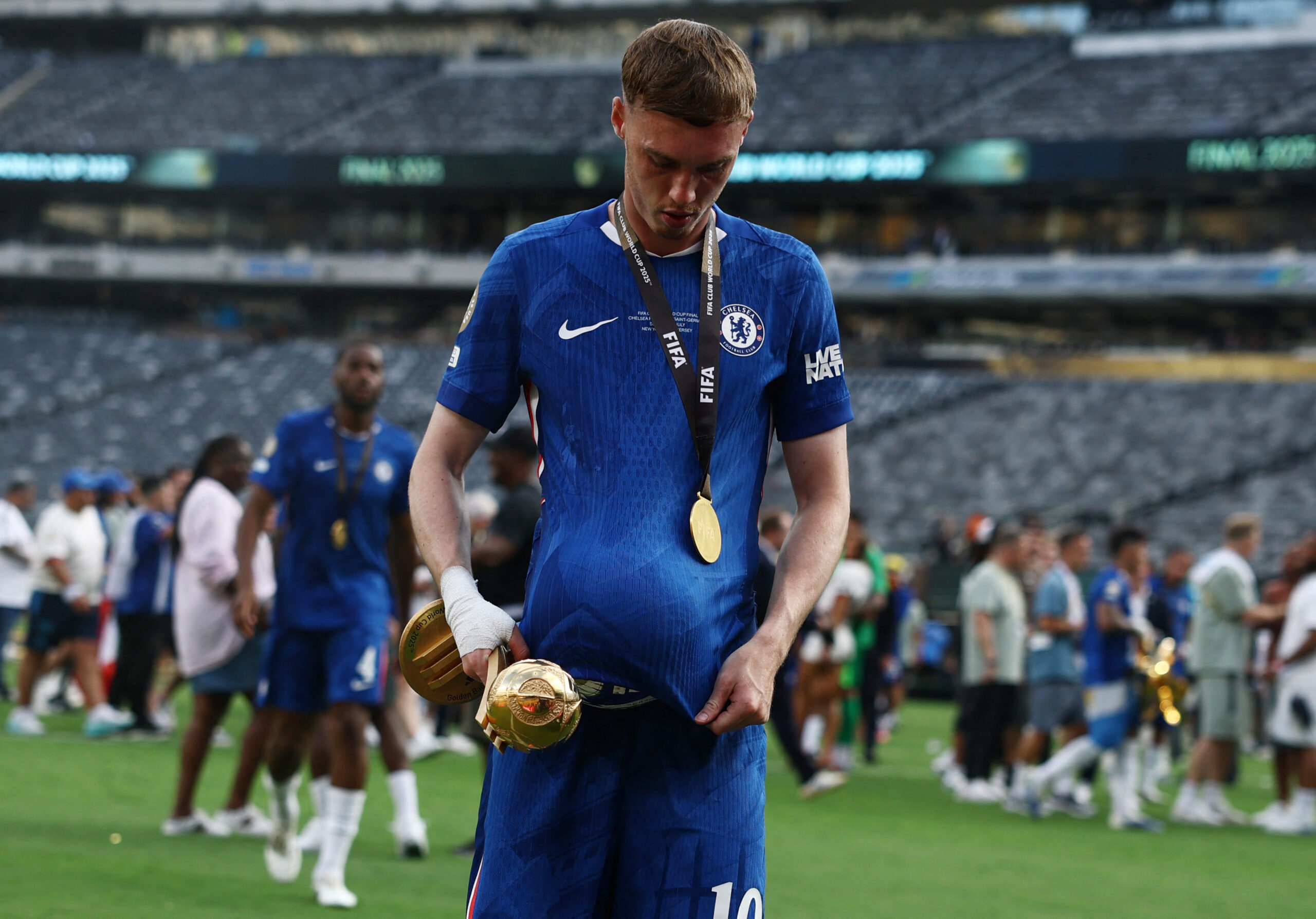 [Subscription Customers Only] Jul 13, 2025; East Rutherford, New Jersey, USA; Chelsea FC midfielder Cole Palmer (10) celebrates with the golden ball trophy after the final of the 2025 FIFA Club World Cup at MetLife Stadium. Mandatory Credit: Lee Smith-Reuters via Imagn Images