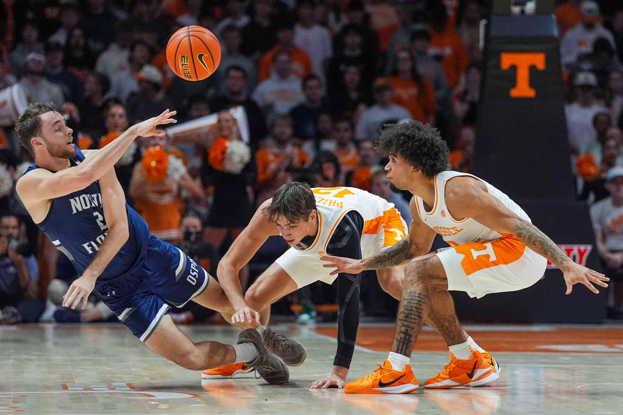 North Florida 's Mason Lee (2) throws the ball over Tennessee forward Cade Phillips (12) and Tennessee guard Ja'Kobi Gillespie (0) during a NCAA basketball game between Tennessee Volunteers and North Florida Ospreys at Thompson-Boling Arena at Food City Center in Knoxville, Tenn. on Nov. 12, 2025.