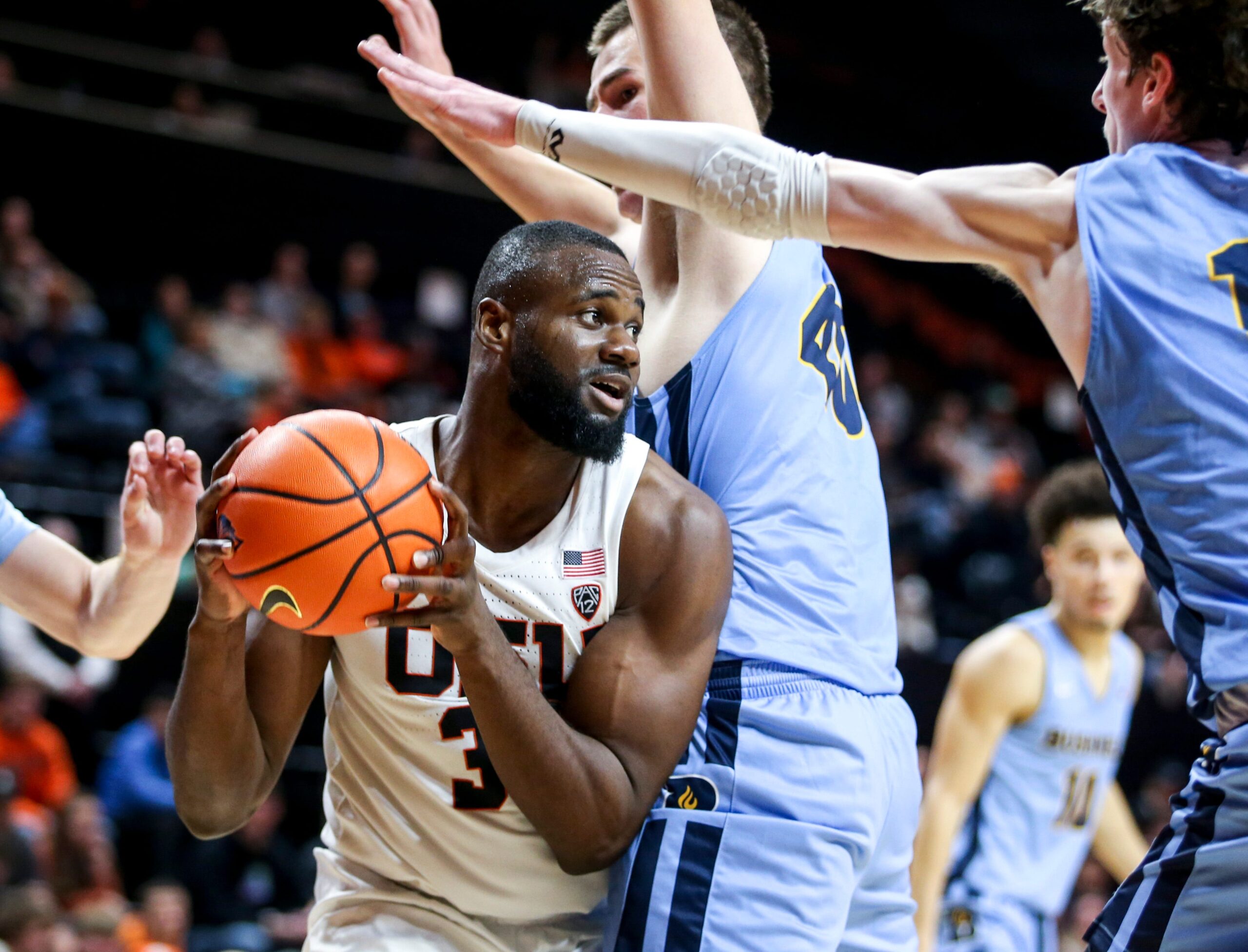 Oregon State's Rodrigue Andela (34) weaves around Bushnell s defense in a men s basketball game on Tuesday, Nov. 15, 2022 at OSU in Corvallis, Ore.
Osuvsbushnell615