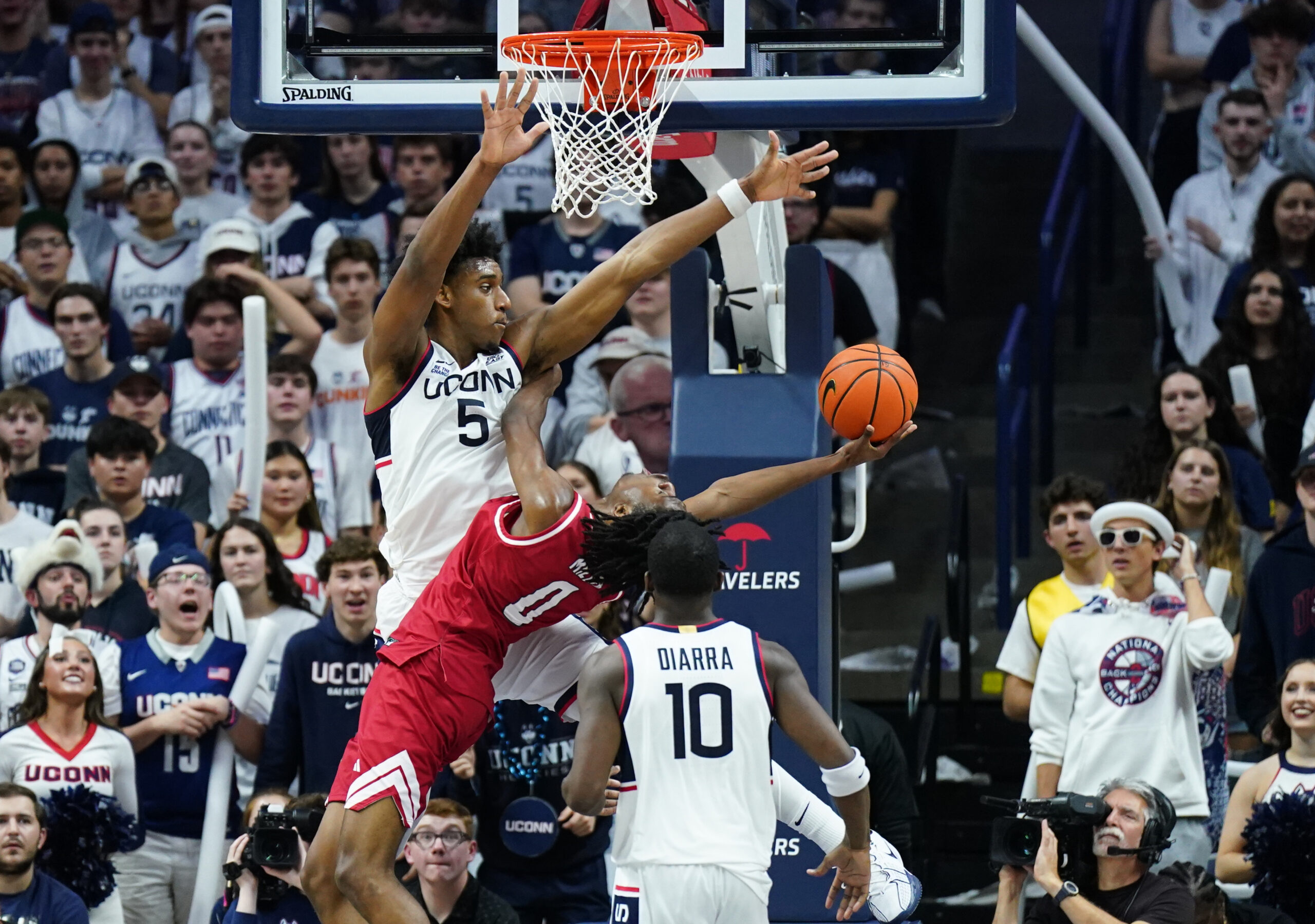 Nov 6, 2024; Storrs, Connecticut, USA; Connecticut Huskies center Tarris Reed Jr. (5) defends against Sacred Heart Pioneers guard Keyishon Miller (0) in the second half at Harry A. Gampel Pavilion. Mandatory Credit: David Butler II-Imagn Images