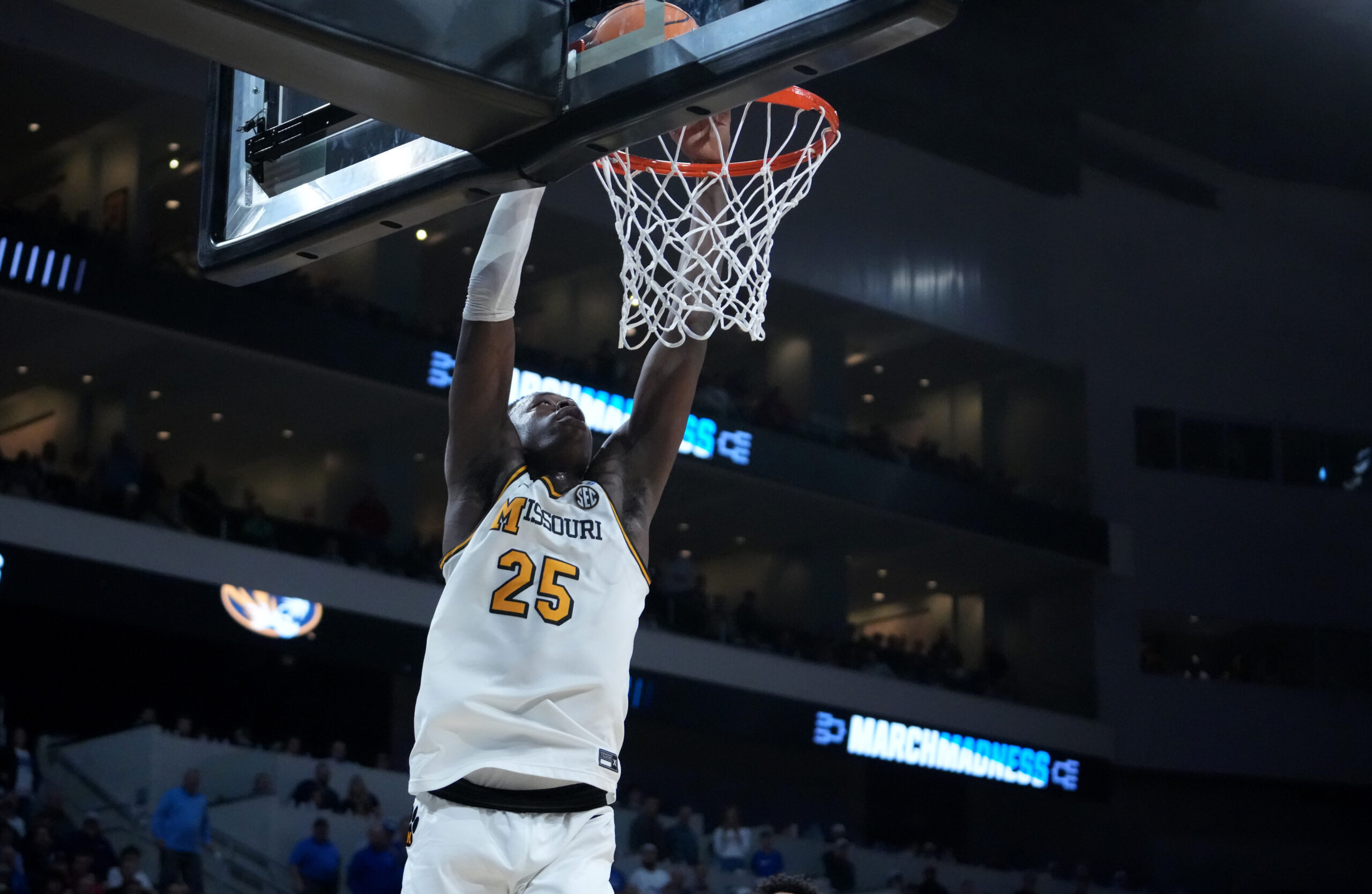 Mar 20, 2025; Wichita, KS, USA; Missouri Tigers guard Mark Mitchell (25) dunks in the second half of a first round men’s NCAA Tournament game Drake Bulldogs at Intrust Bank Arena. Mandatory Credit: Kirby Lee-Imagn Images