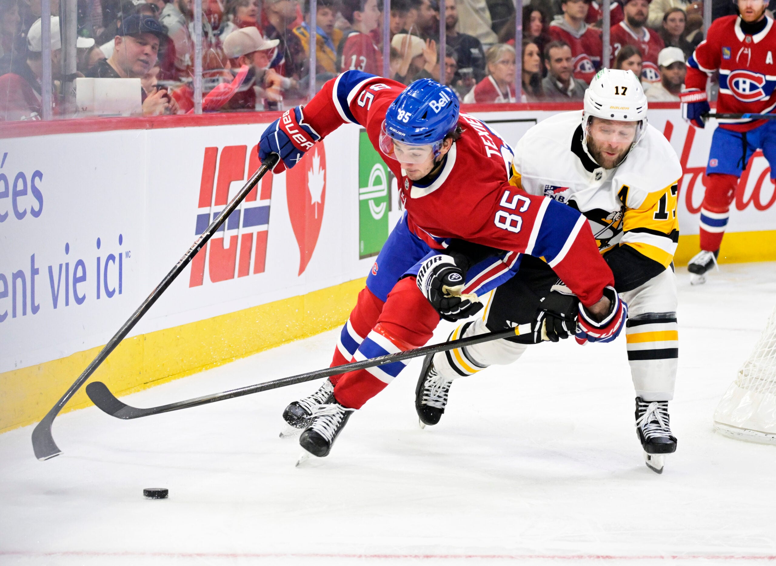 Dec 20, 2025; Montreal, Quebec, CAN; Montreal Canadiens forward Alexandre Texier (85) plays the puck and Pittsburgh Penguins forward Bryan Rust (17) defends during the third period at the Bell Centre. Mandatory Credit: Eric Bolte-Imagn Images