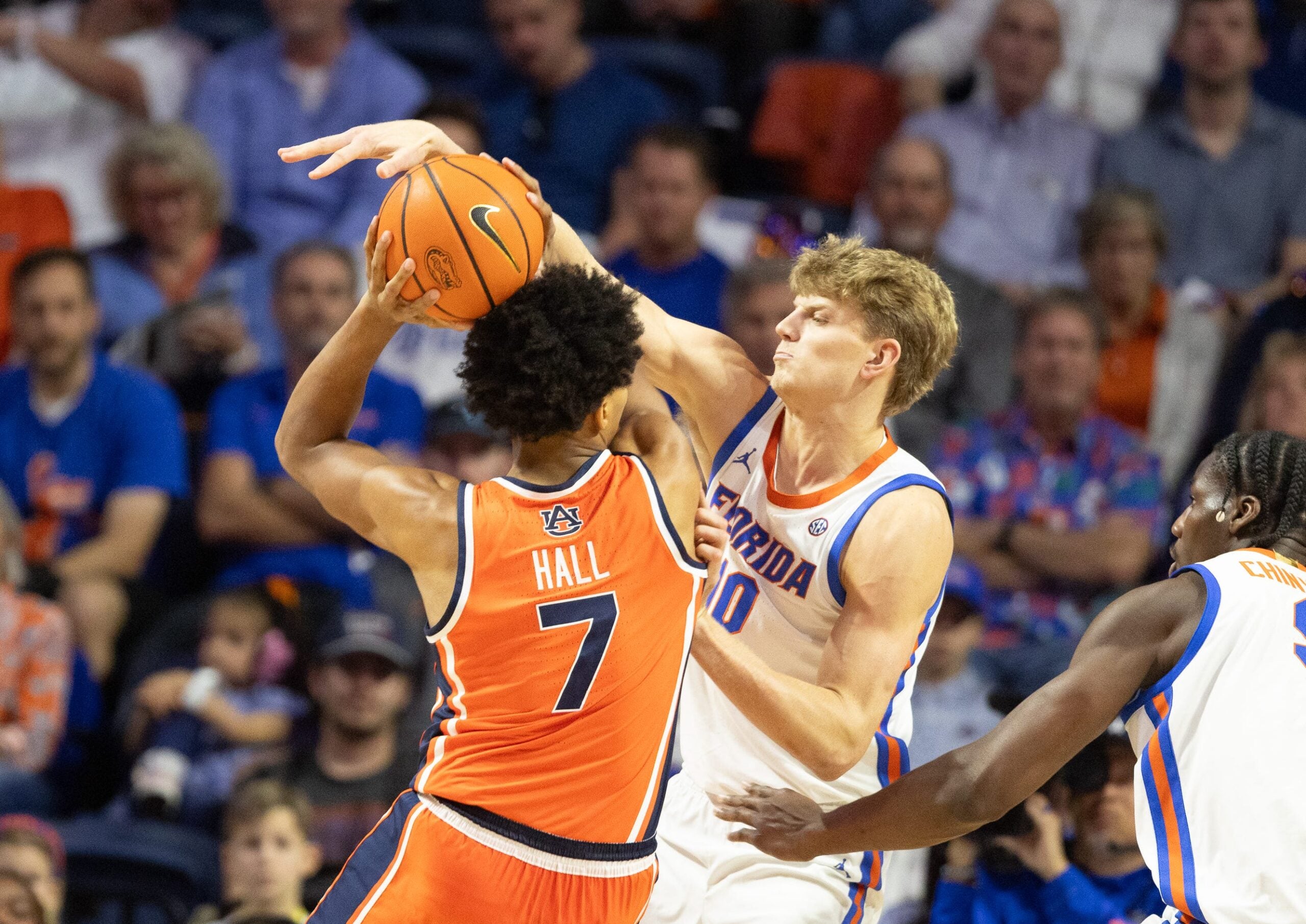 Florida forward Thomas Haugh (10 blocks Auburn guard Keyshawn Hall (7) during the first half an NCAA basketball game at Steven C. O'Connell Center Exactek arena in Gainesville, FL on Saturday, January 24, 2026. Auburn won 76-67 [Alan Youngblood/Gainesville Sun]