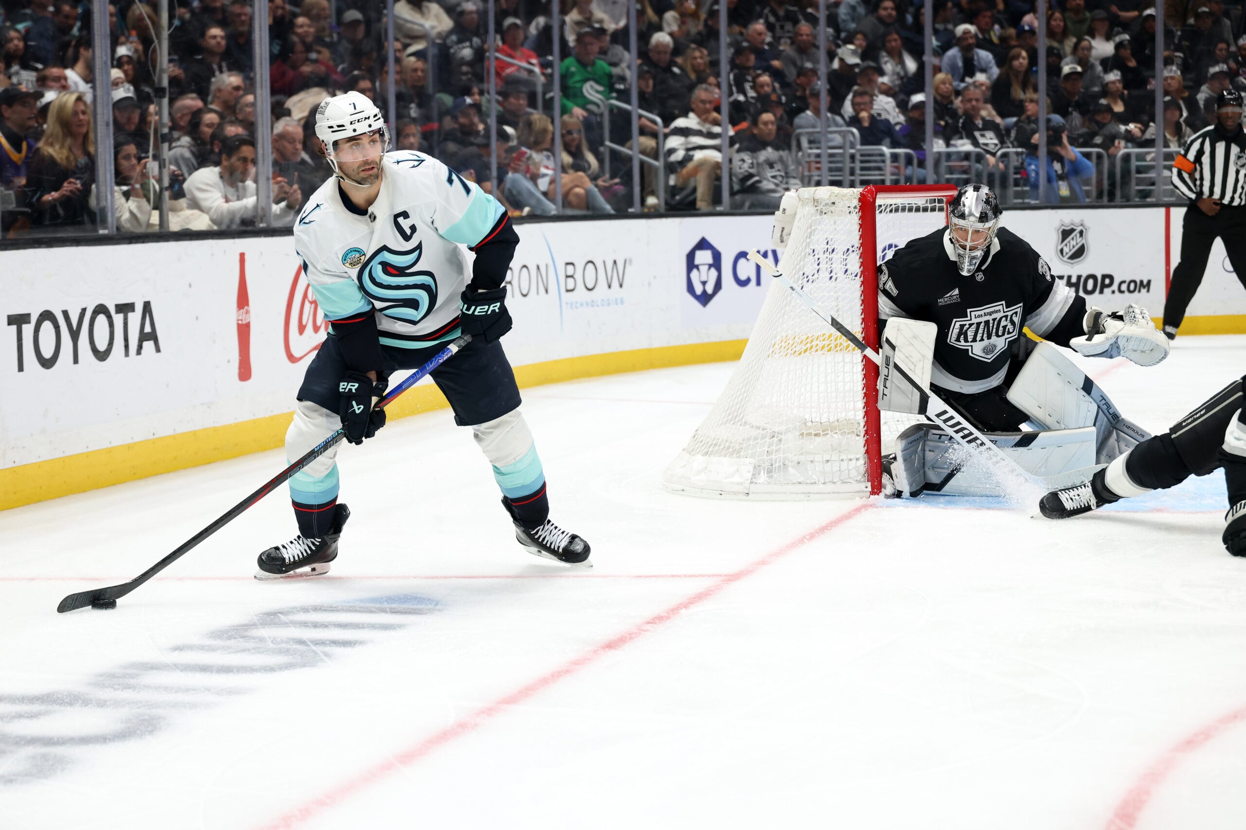 Feb 4, 2026; Los Angeles, California, USA; Seattle Kraken right wing Jordan Eberle (7) controls the puck as Los Angeles Kings goaltender Darcy Kuemper (35) defends the goal during the third period at Crypto.com Arena. Mandatory Credit: Kiyoshi Mio-Imagn Images