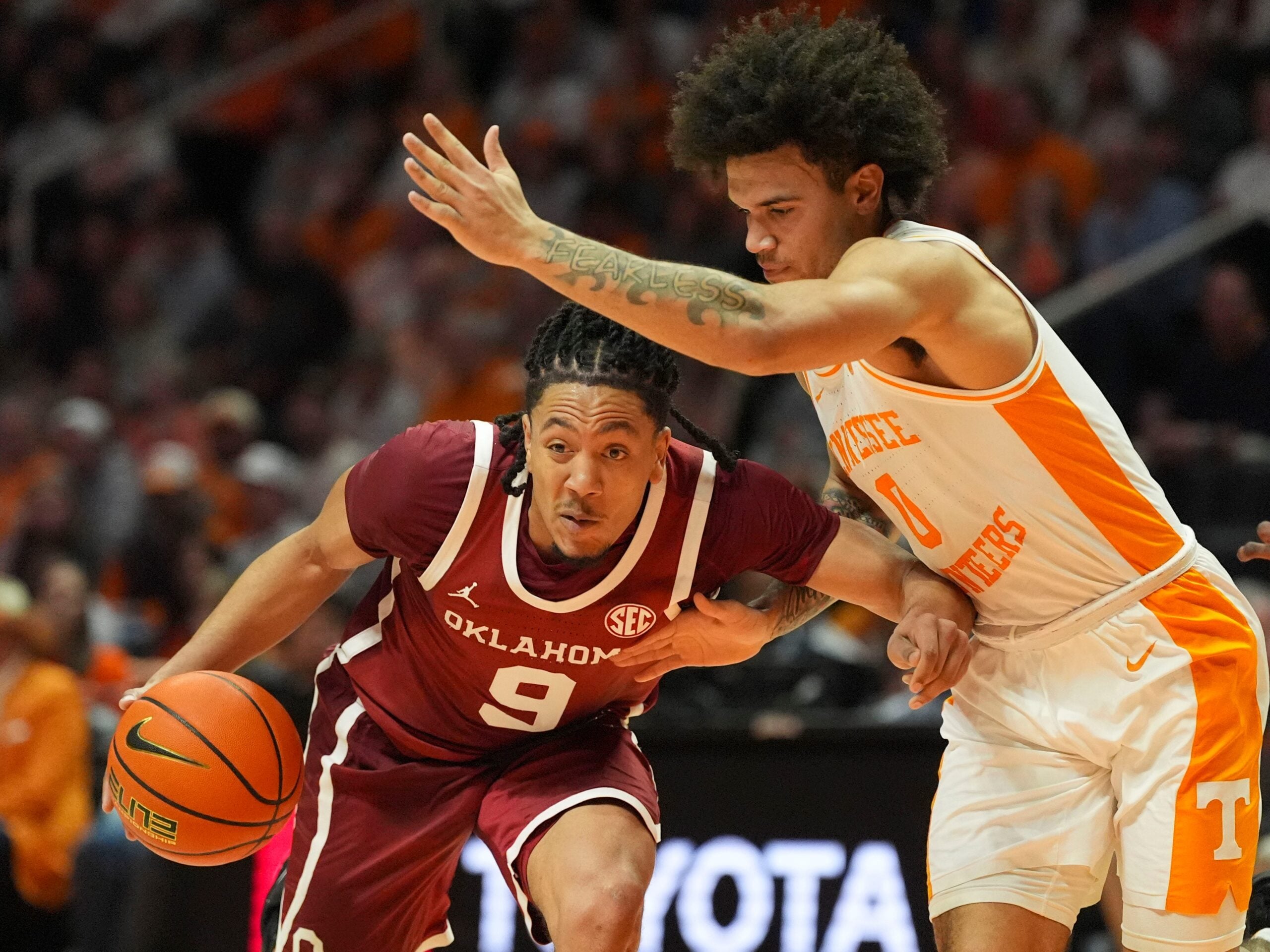 Oklahoma guard Nijel Pack (9) trues to get to the basket while guarded by Tennessee guard Ja’Kobi Gillespie (0) during an NCAA college basketball game on Feb. 18, 2026, in Knoxville, Tennessee.