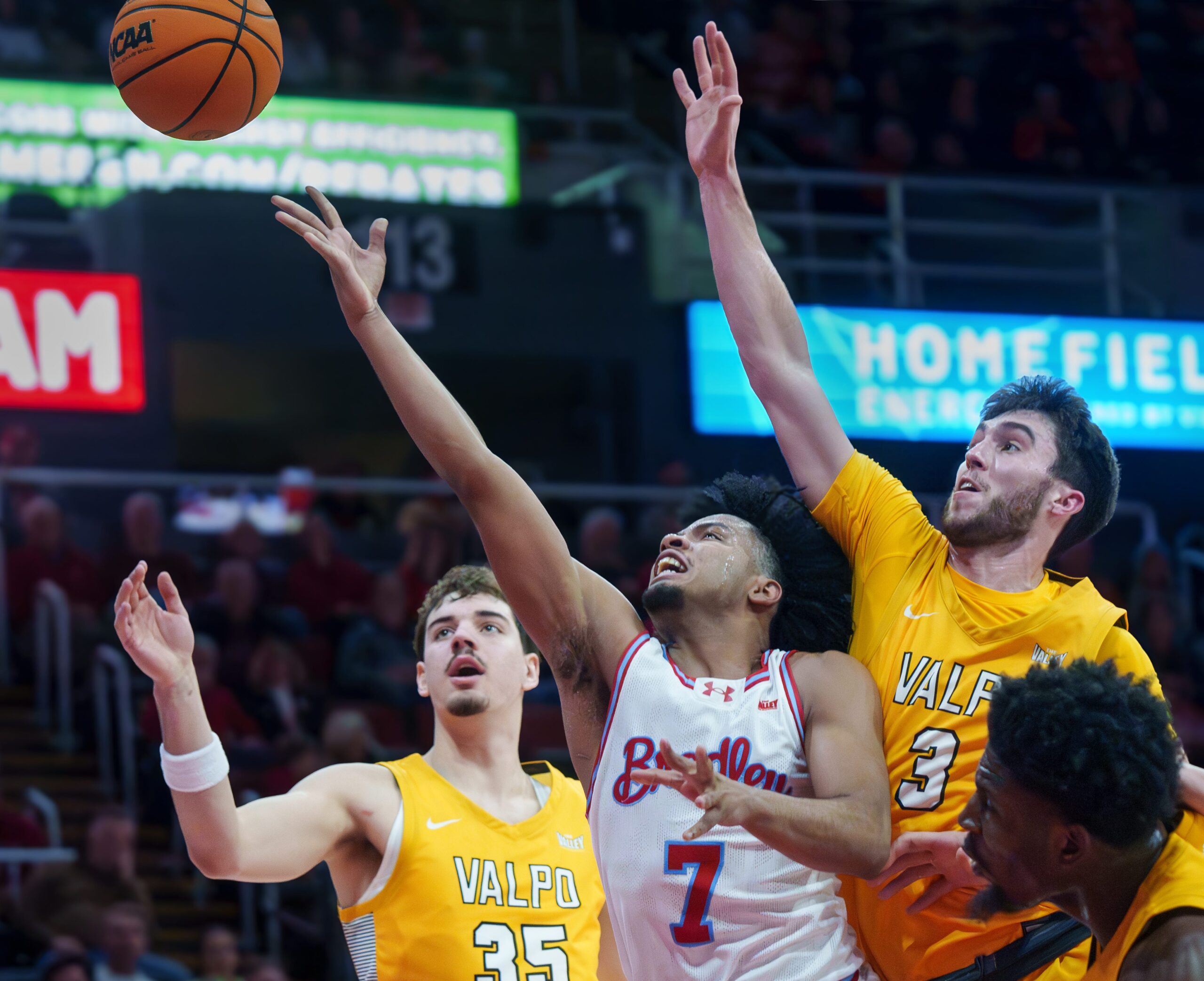 Bradley’s Montana Wheeler (7) gets between Valparaiso’s Brody Whitaker (3) and Tucker Tornatta in the first half of their college basketball game Tuesday, Feb. 3, 2026 at the Peoria Civic Center. The Braves defeated the Beacons 72-65.