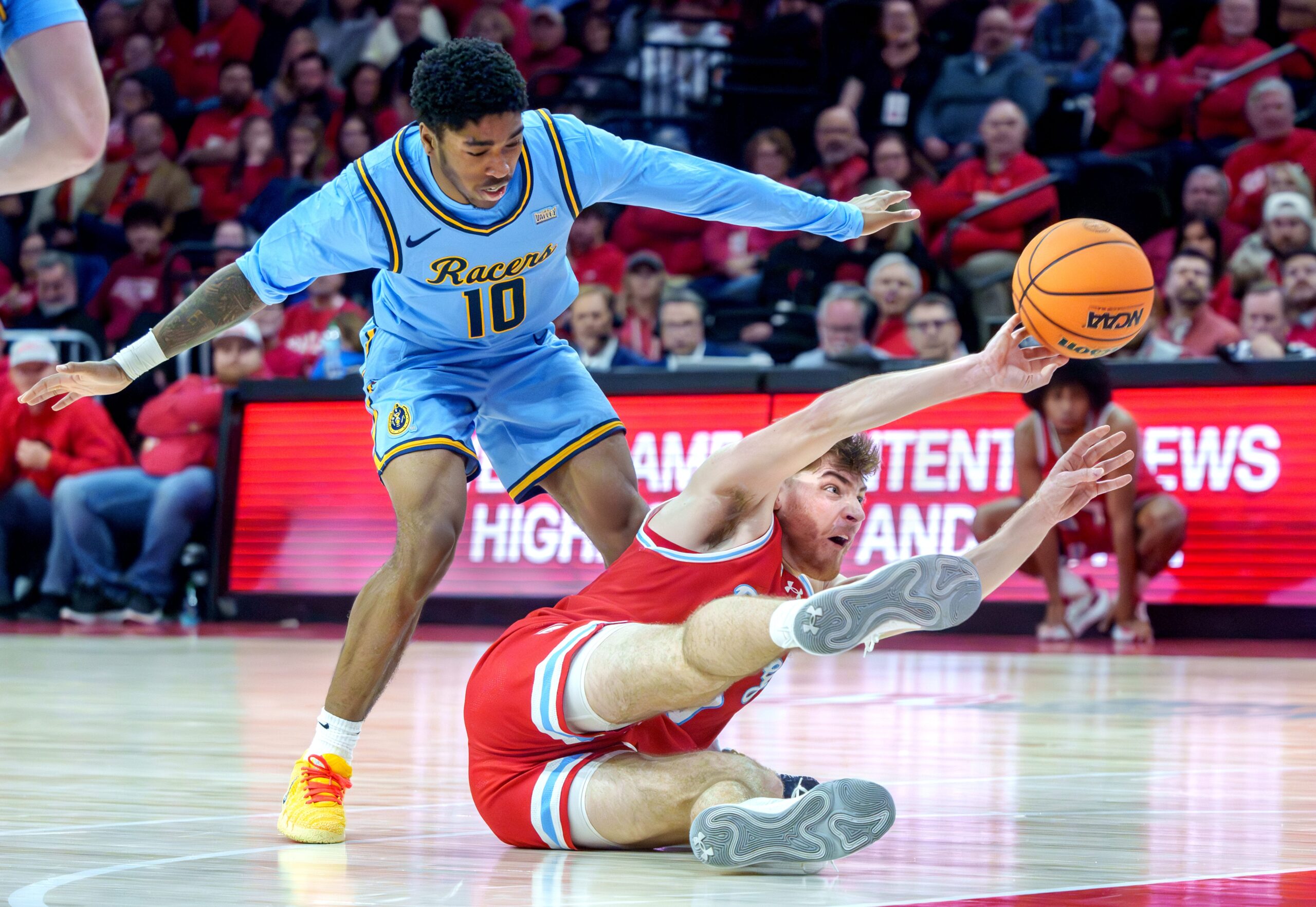 Bradley’s Alex Huibregtse passes a recovered ball to a teammate as Murray State’s KJ Tenner defends in the second half of their MVC college basketball game Sunday, March 1, 2026 at Carver Arena in Peoria. The Braves defeated the Racers 87-78.