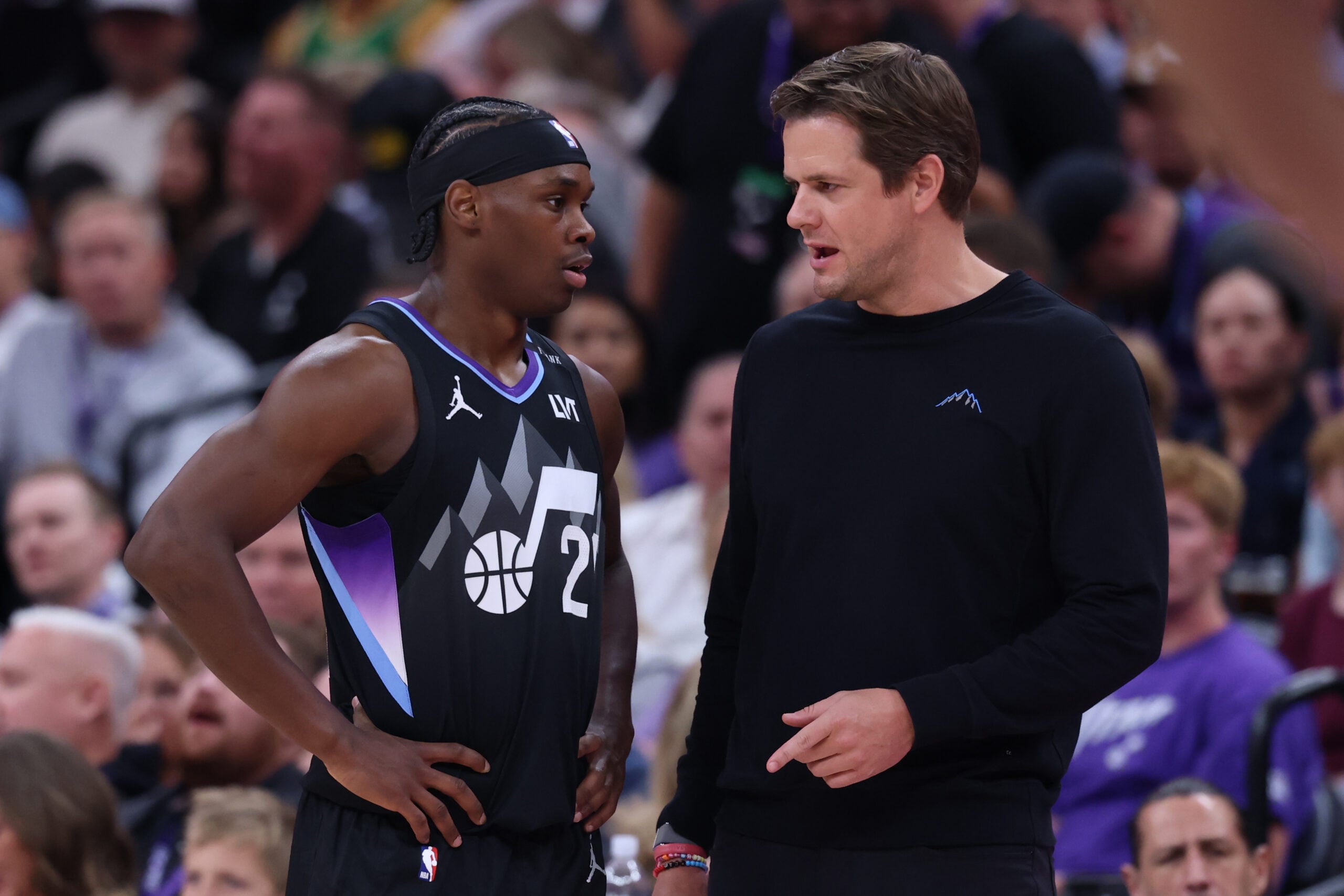 Mar 30, 2026; Salt Lake City, Utah, USA; Utah Jazz guard Bez Mbeng (21) and head coach Will Hardy speak while the Cleveland Cavaliers shoot foul shots during the second half at Delta Center. Mandatory Credit: Rob Gray-Imagn Images
