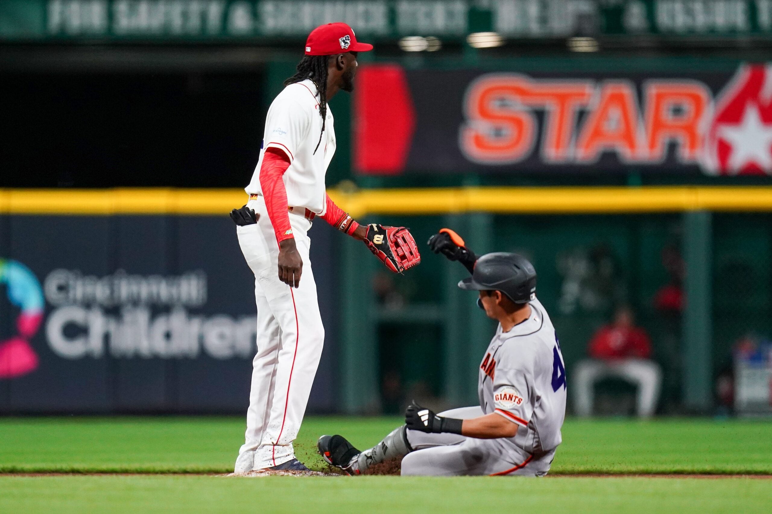 San Francisco Giants right fielder Jung Hoo Lee (42) steals second base in ninth the inning of a MLB game between the Cincinnati Reds and San Francisco Giants, Wednesday, April 15, 2026, at Great American Ball Park in downtown Cincinnati. Reds won 8-3.
