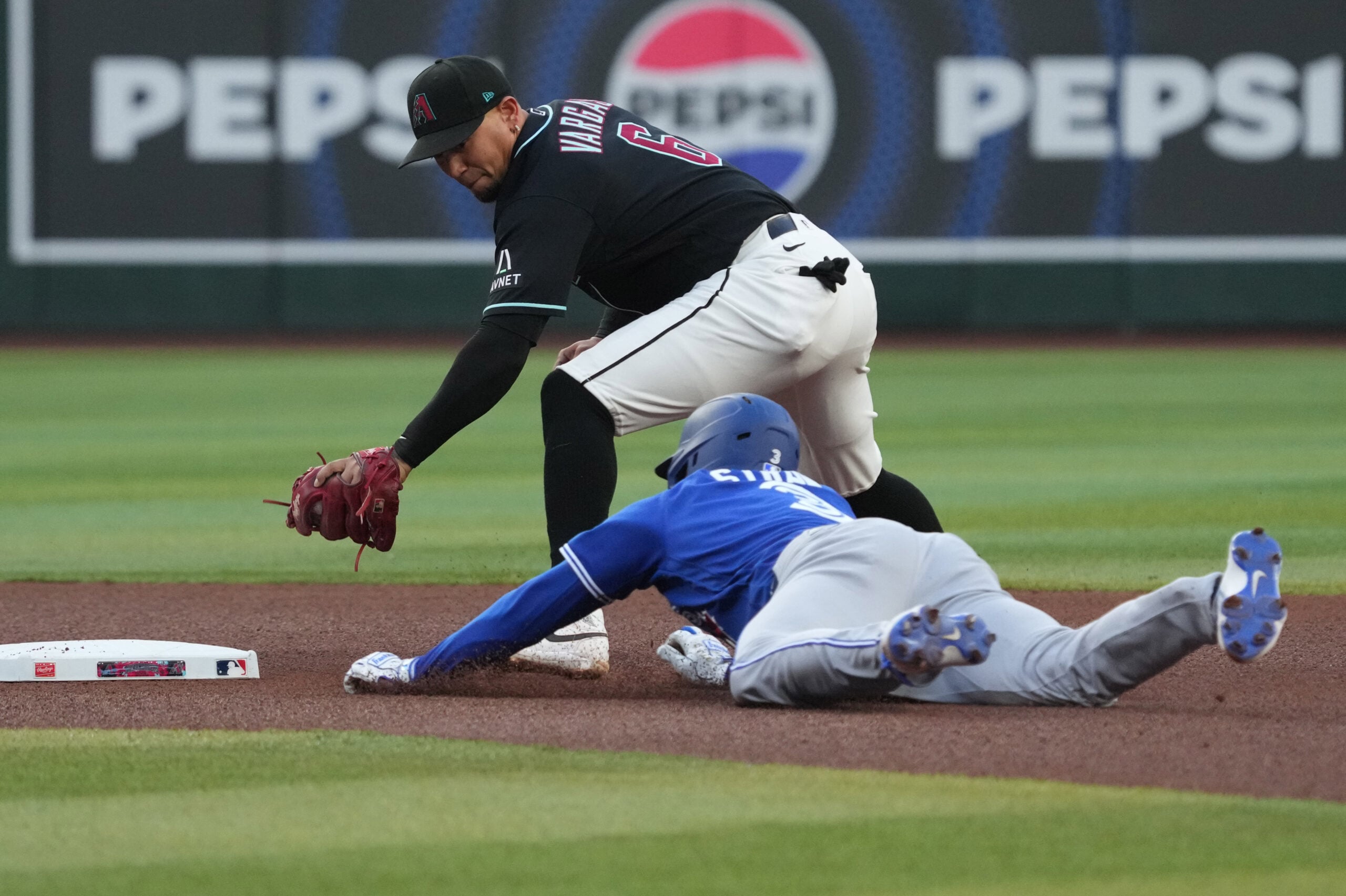 Apr 18, 2026; Phoenix, Arizona, USA; Arizona Diamondbacks second baseman Ildemaro Vargas (6) tags out Toronto Blue Jays center fielder Myles Straw (3) in the fourth inning at Chase Field. Mandatory Credit: Rick Scuteri-Imagn Images