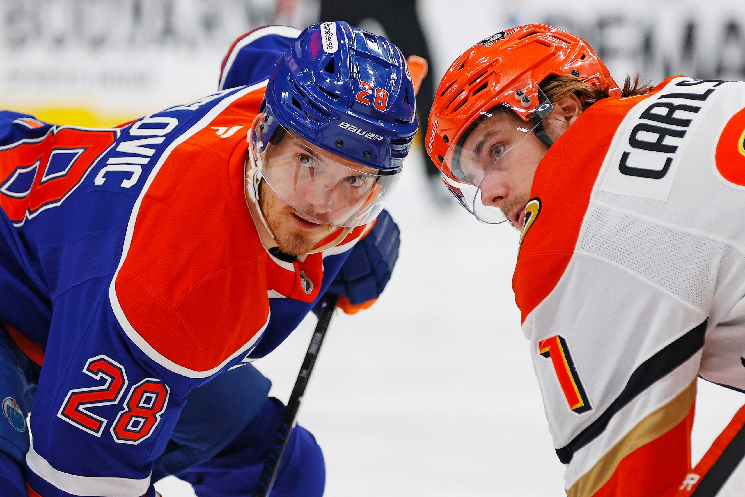 Apr 28, 2026; Edmonton, Alberta, CAN;Edmonton Oilers forward Jack Roslovic (28) and Anaheim Ducks forward Leo Carlsson (91) Gert ready for a face-off during the third period in game five of the first round of the 2026 Stanley Cup Playoffs at Rogers Place. Mandatory Credit: Perry Nelson-Imagn Images